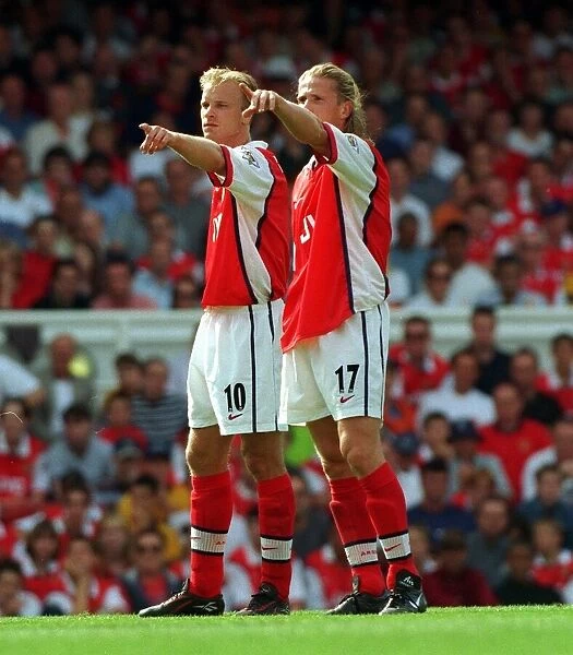 Emmanuel Petit and Dennis Bergkamp pointing August 1998 during the Arsenal v