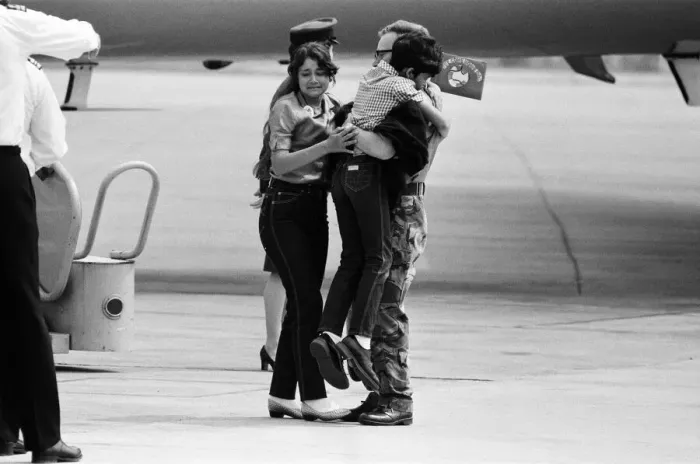 Framed Print : Emotional scenes at Brize Norton as the survivors of the container ship Atlantic Conveyor