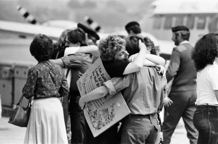 Framed Print : Emotional scenes at Brize Norton as the survivors of the container ship Atlantic Conveyor