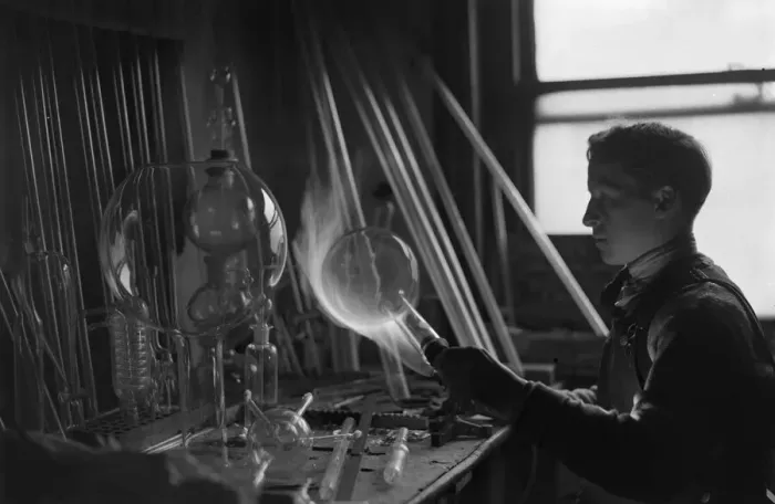 Framed Print : A employee of Scientific Supplies of Hatton Garden, seen here glass blowing