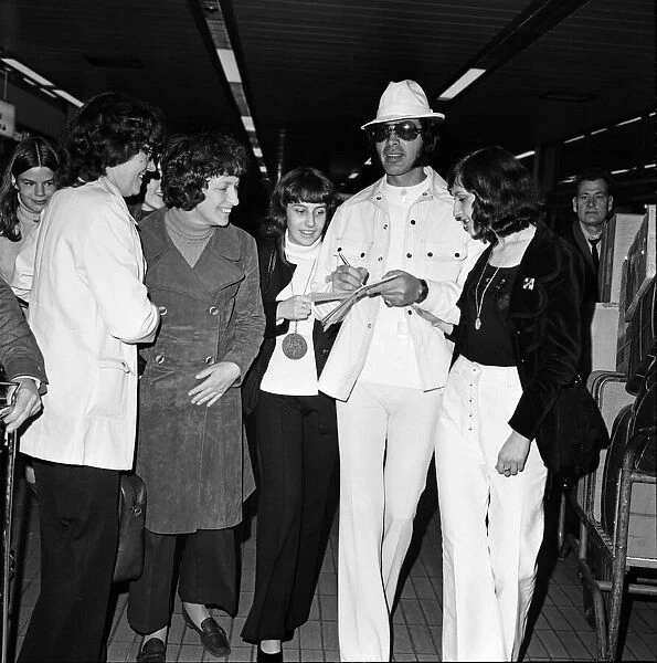 Engelbert Humperdinck at Heathrow Airport. 30th October 1972