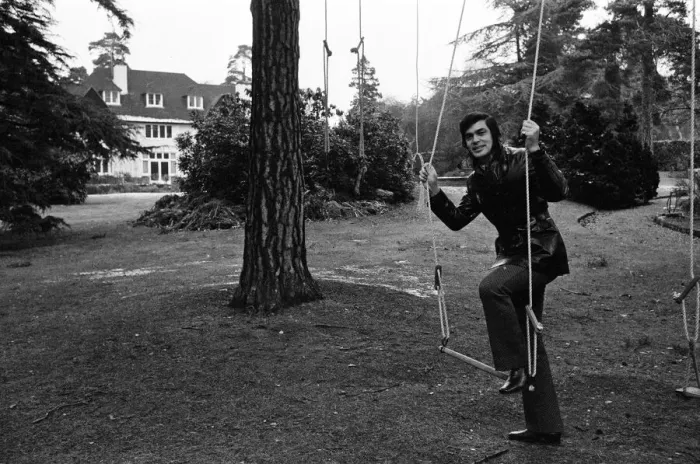 Framed Print : Engelbert Humperdinck at his new home in St Georges Hill, Weybridge Framed Print : Engelbert Humperdinck at his new home in St Georges Hill, Weybridge