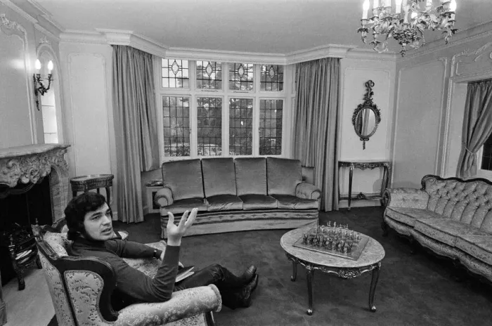 Framed Print : Engelbert Humperdinck at his new home in St Georges Hill, Weybridge