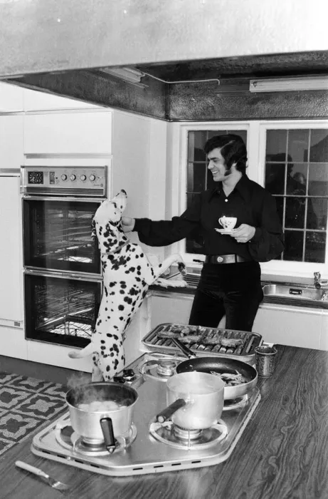 Framed Print : Engelbert Humperdinck at his new home in St Georges Hill, Weybridge Framed Print : Engelbert Humperdinck at his new home in St Georges Hill, Weybridge