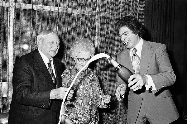 Engelbert Humperdinck with his parents, Mervyn and Olive Dorsey. 12th December 1979