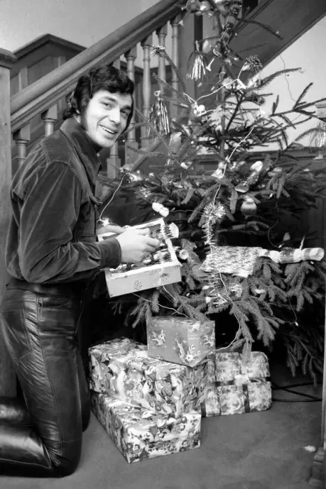 Framed Print : Engelbert Humperdinck pictured at his St. Georges Hill Weybridge Home