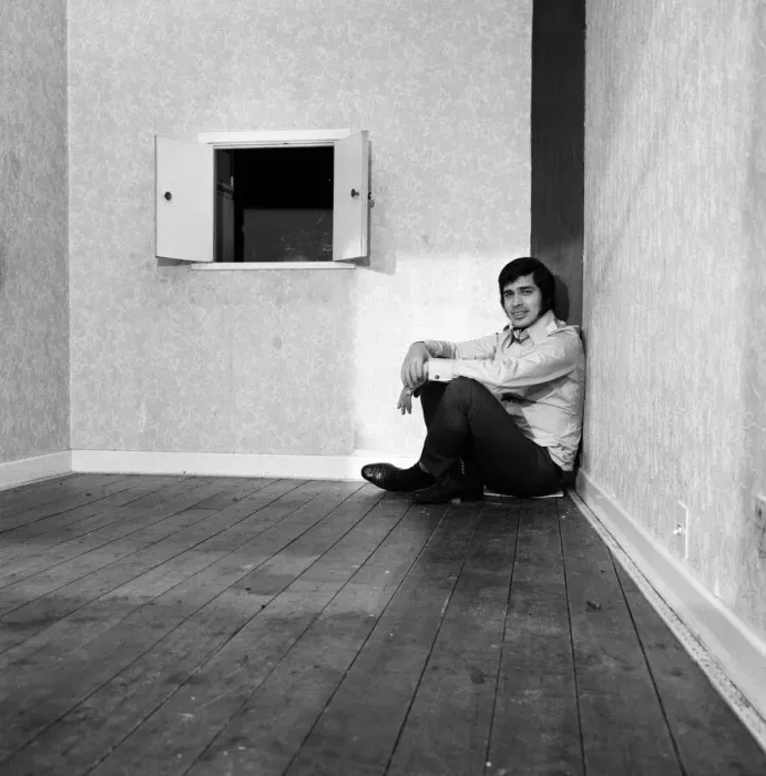 Framed Print : Engelbert Humperdinck says goodbye to his old flat in Hammersmith, London