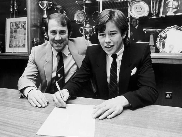 England Under 21 star Adrian Heath signs for Everton for £700, 000
