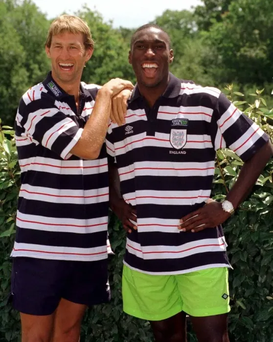 Framed Print : England defenders Tony Adams and Sol Campbell JUNE 1998 in France training Framed Print : England defenders Tony Adams and Sol Campbell JUNE 1998 in France training