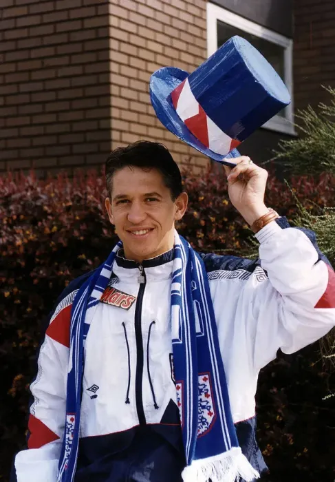 Framed Print : England footballer Gary Lineker wearing shellsuit and holding top hat in national colours Framed Print : England footballer Gary Lineker wearing shellsuit and holding top hat in national colours