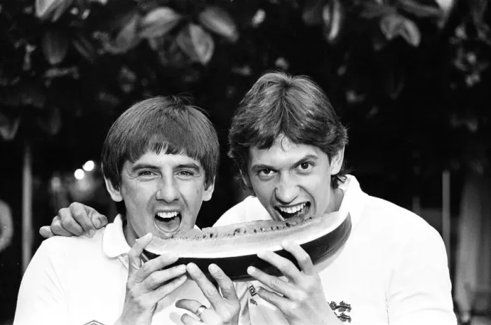 Framed Print : England footballers Gary Lineker (right) and Peter Beardsley sharing a slice of water