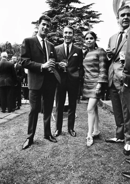 Framed Print : England footballers Peter Bonetti and Jimmy Greaves talks to actors Sean Connery