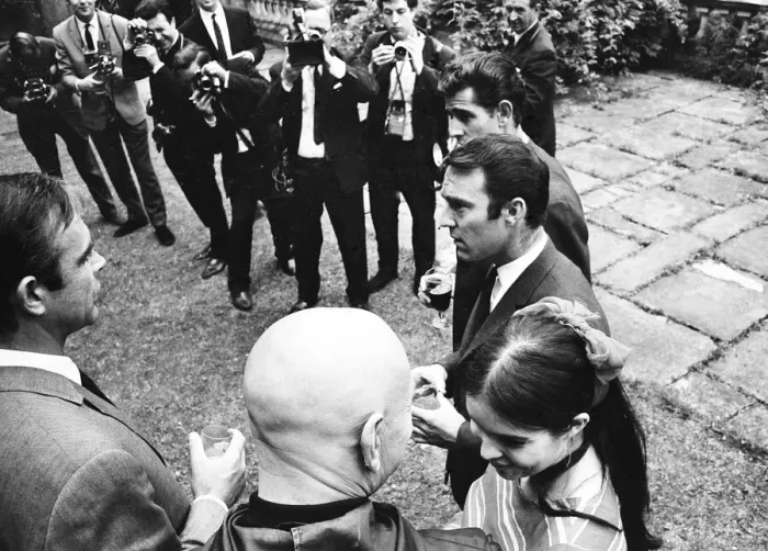 Framed Print : England footballers Peter Bonetti and Jimmy Greaves talks to actors Sean Connery Framed Print : England footballers Peter Bonetti and Jimmy Greaves talks to actors Sean Connery