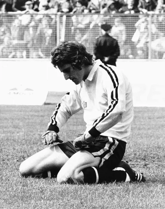 Framed Print : England goalkepeer Ray Clemence looking dejected after letting in a goal May 1976