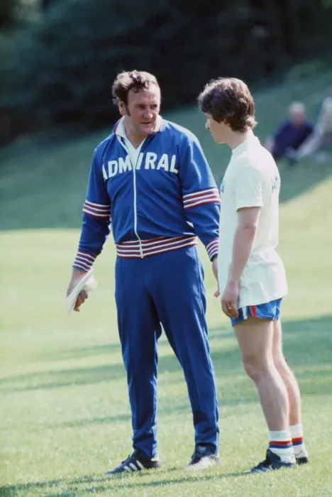 Framed Print : England manager Don revie speaking to Gordon Hill during a training session Framed Print : England manager Don revie speaking to Gordon Hill during a training session