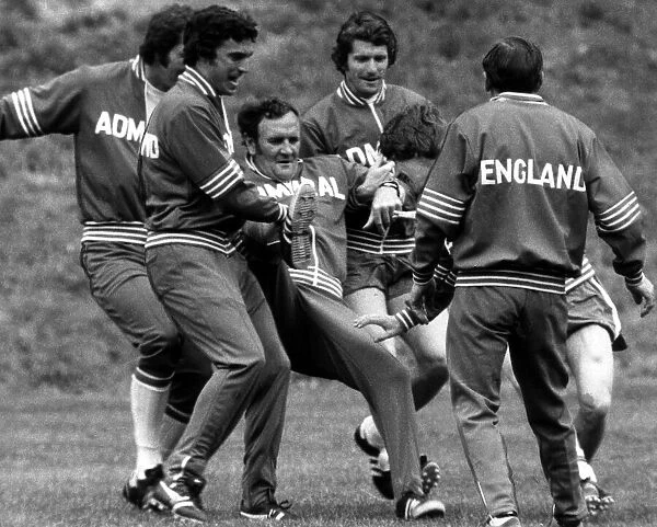England Team in New York Don Revie May 1976 The England Team training at Park in