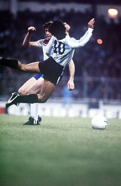 England v Argentina May 1980 Diego Maradona Dave Watson CL13 649