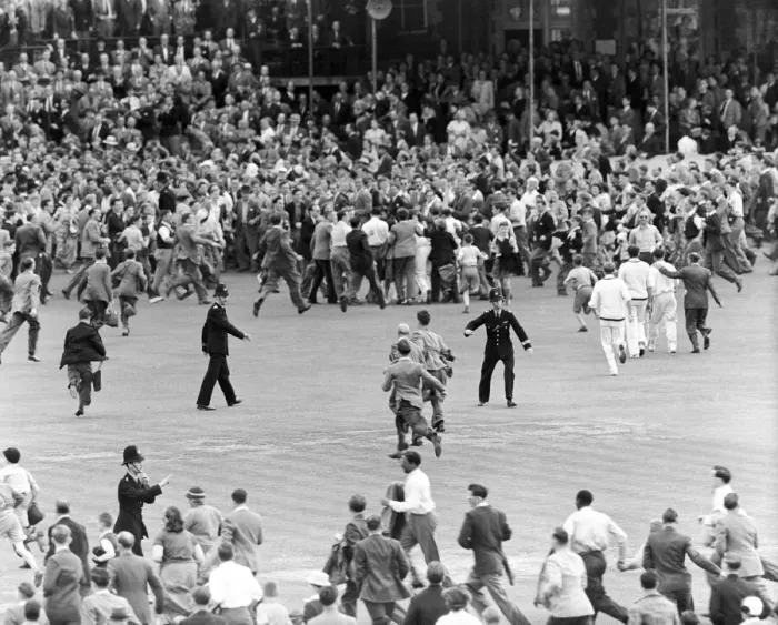 Framed Print : England v Australia Fifth Test match at the Oval for the Ashes