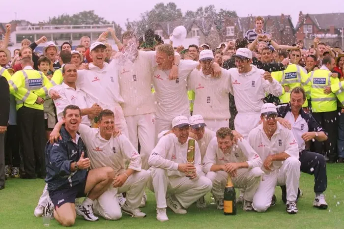 Framed Print : England v South Africa 5th test at Headingley aug 1998 england team group Framed Print : England v South Africa 5th test at Headingley aug 1998 england team group