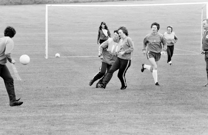 Framed Print : England Womens Football Team, pictured during training session, 25th May 1984 Framed Print : England Womens Football Team, pictured during training session, 25th May 1984