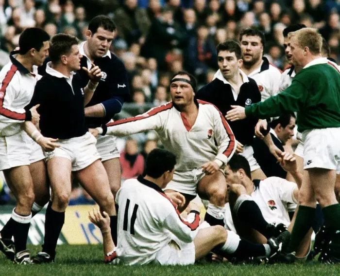 Framed Print : Englands Brian Moore lashes out at Craig Chalmers of Scotland as team mates try Framed Print : Englands Brian Moore lashes out at Craig Chalmers of Scotland as team mates try