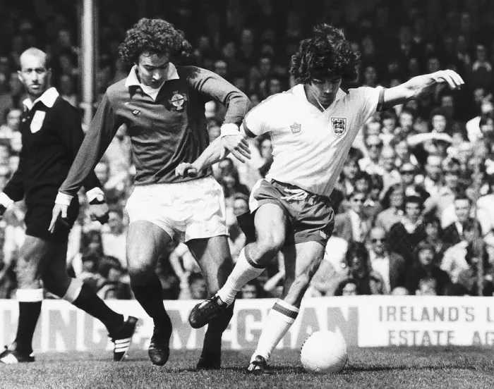 Framed Print : Englands Kevin Keegan shrugs off a tackle from a Northern Irelands Martin O