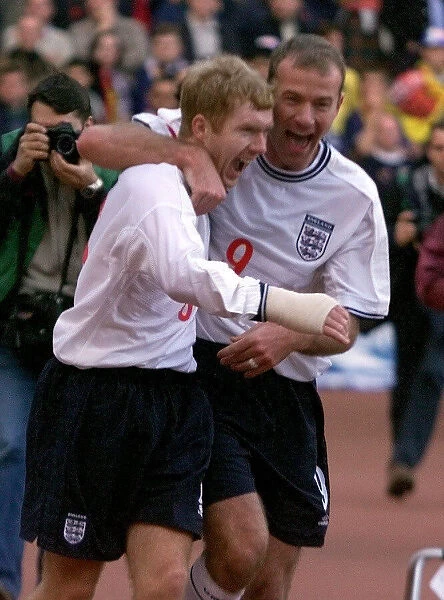 Englands Paul Scholes Nov 1999 celebrates with Alan Shearer