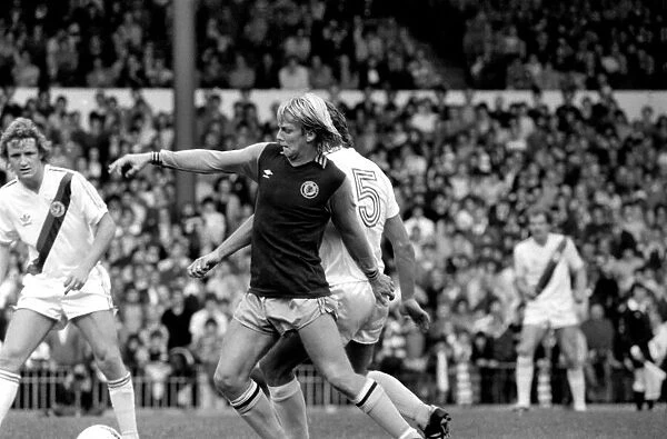 English Division 1. Crystal Palace 0 v. Aston Villa 1. September 1980 LF04-34-052
