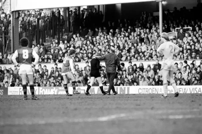 Framed Print : English FA Cup Fourth Round match at Highbury. Arsenal 1 v Leeds United 1 Framed Print : English FA Cup Fourth Round match at Highbury. Arsenal 1 v Leeds United 1