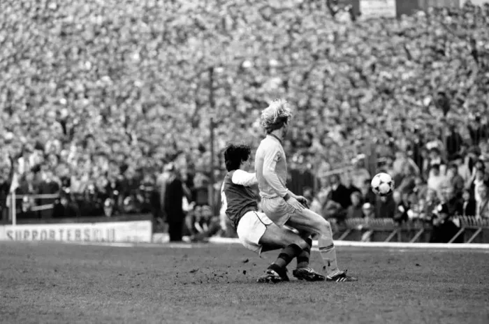 Framed Print : English FA Cup Fourth Round match at Highbury. Arsenal 1 v Leeds United 1