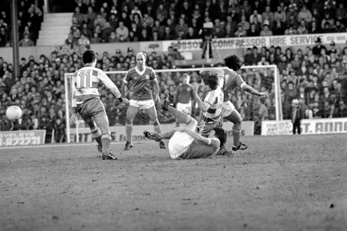 Framed Print : English FA Cup match. Blackpool 0 v Queens Park Rangers 0. January 1982 MF05-17-035