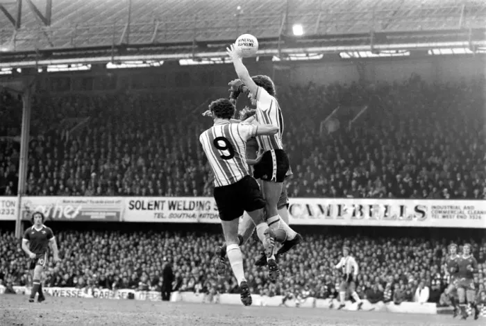 Framed Print : English FA Cup match at The Dell Southampton 1 v Chelsea 1