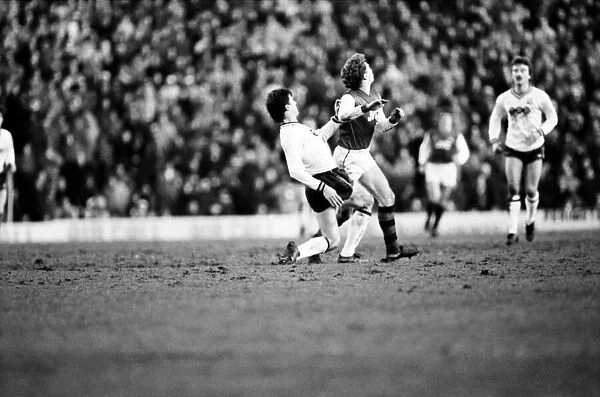 English FA Cup match at Highbury. Arsenal 2 v Bolton Wanderers 1. January 1983 LF12-08