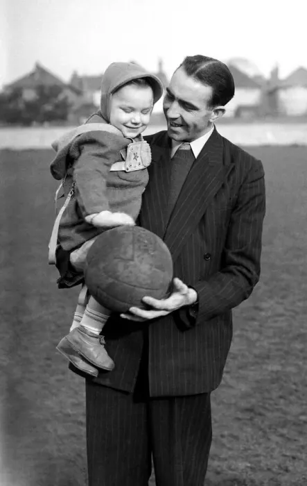 Framed Print : English FA Cup. Yeovil Town 2-1 Sunderland. Yeovil player with his young daughter