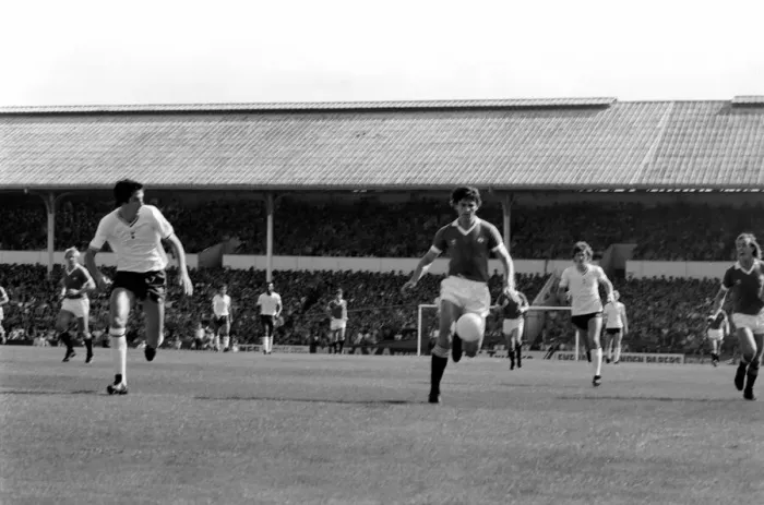 Framed Print : English First Division. Tottenham Hotspur 0 v. Manchester United 0 Framed Print : English First Division. Tottenham Hotspur 0 v. Manchester United 0
