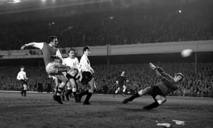 Framed Print : English League Cup Semi Final First Leg match at Highbury Framed Print : English League Cup Semi Final First Leg match at Highbury