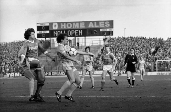 Framed Print : English League Division One matc at City Ground. Nottingham Forest 1 v Manchester City 1
