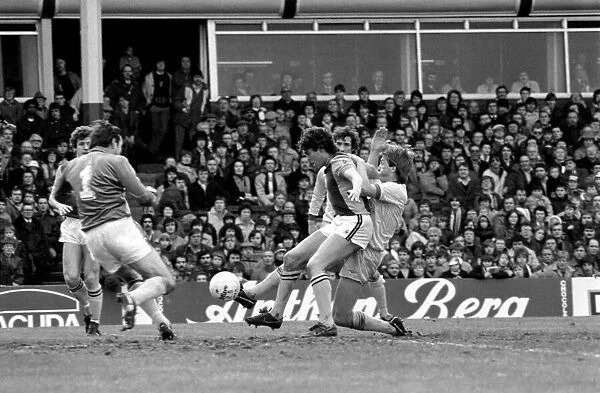 English League Division One match. Aston Villa 0 v Liverpool 3. January 1982 MF05-15-002