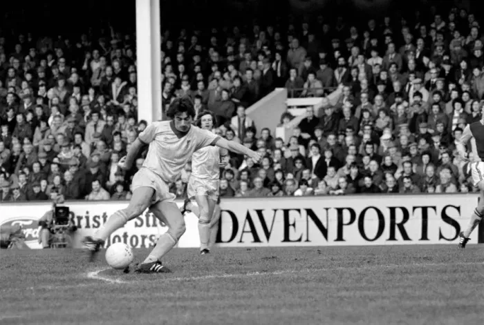 Framed Print : English League Division One match. Aston Villa 0 v Liverpool 3. January 1982 MF05-15-012