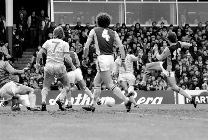 Framed Print : English League Division One match. Aston Villa 0 v Liverpool 3. January 1982 MF05-15-004