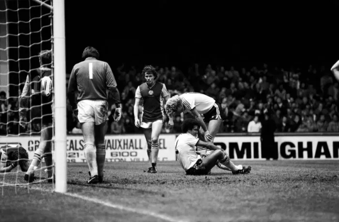 Framed Print : English League Division One match. Aston Villa 2 v Manchester United 1