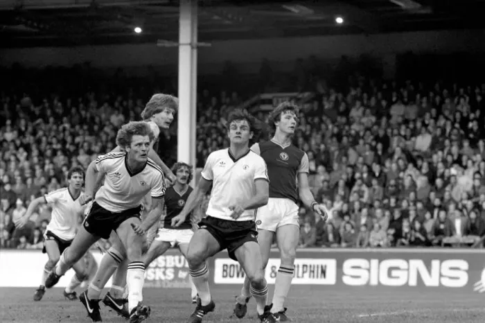 Framed Print : English League Division One match. Aston Villa 2 v Manchester United 1