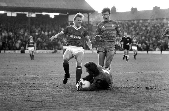 Framed Print : English League Division Two match Barnsley 0 v Chelsea 0 December 1983 Framed Print : English League Division Two match Barnsley 0 v Chelsea 0 December 1983