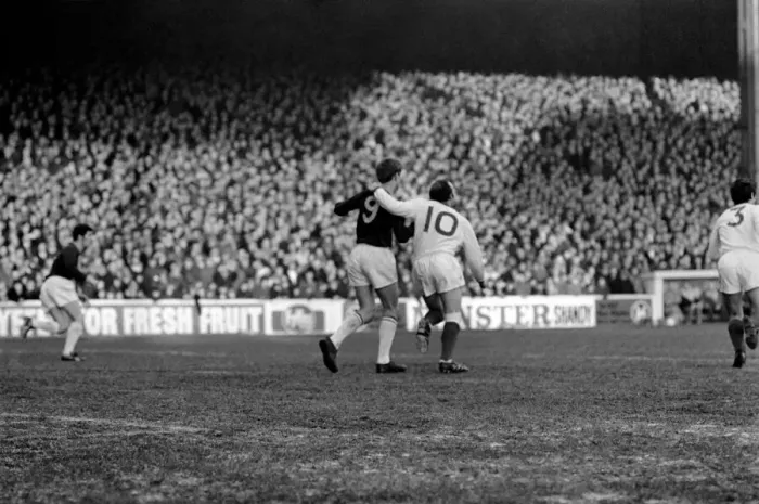 Framed Print : English League Division One match Burnley 1 v Manchester United 1