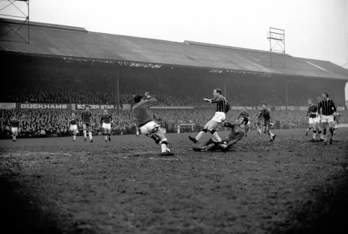 Framed Print : English League Division One Match. Crystal Palace v Chelsea