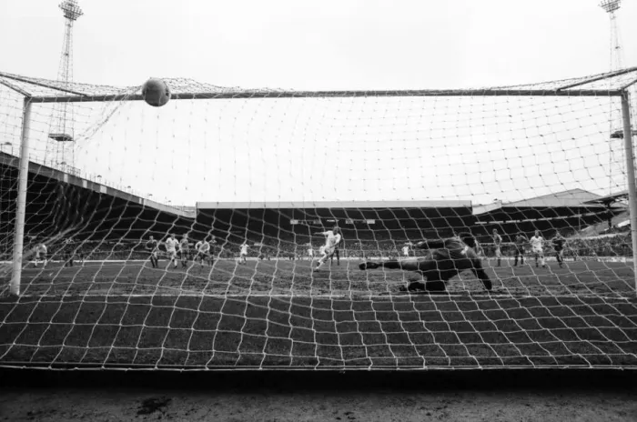Framed Print : English League Division One match at Elland Road. Leeds United 1 v Nottingham Forest 1 Framed Print : English League Division One match at Elland Road. Leeds United 1 v Nottingham Forest 1