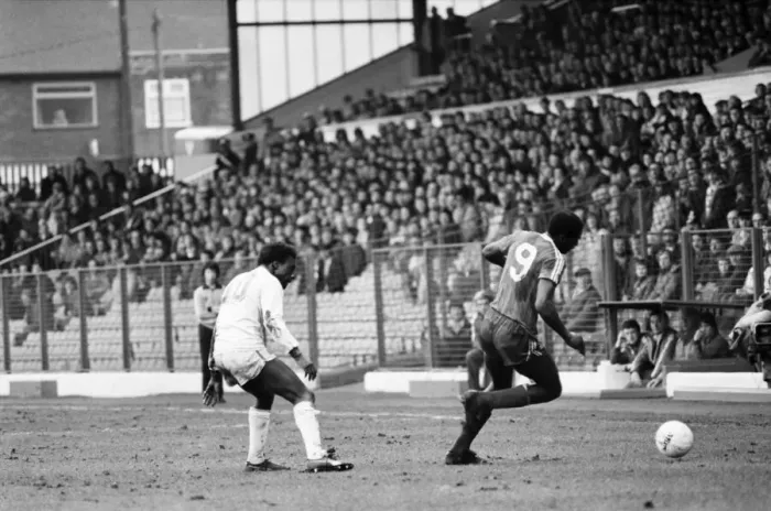 Framed Print : English League Division One match at Elland Road. Leeds United 1 v Nottingham Forest 1 Framed Print : English League Division One match at Elland Road. Leeds United 1 v Nottingham Forest 1