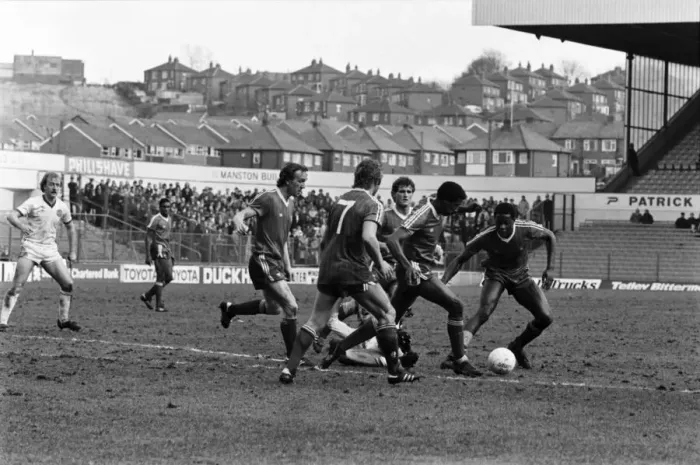 Framed Print : English League Division One match at Elland Road. Leeds United 1 v Nottingham Forest 1 Framed Print : English League Division One match at Elland Road. Leeds United 1 v Nottingham Forest 1