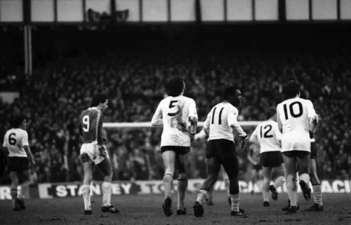 Framed Print : English League Division One match at Goodison Park. Everton 1 v Tottenham Hotspur 1 Framed Print : English League Division One match at Goodison Park. Everton 1 v Tottenham Hotspur 1