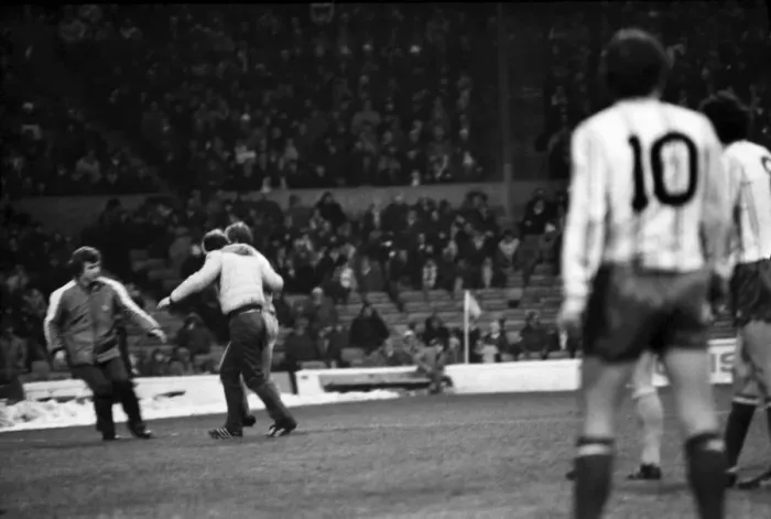 Framed Print : English League Division One match at Goodison Park. Everton 2 v Aston Villa 0 Framed Print : English League Division One match at Goodison Park. Everton 2 v Aston Villa 0
